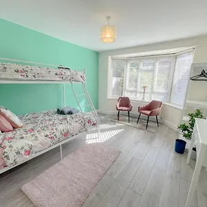 https://town-centre-bic-beach-pet-friendly-with-garden-parking.bournemouth-hotels.org