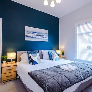  Holiday home Queens Avenue - - Sleeps 9
