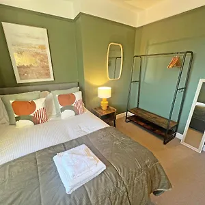  Holiday home Recently Refurbished 3 Bedroom With Parking - Perfect For Longstays - Sleeps 8