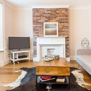 https://beautifully-styled-modern-apartment-with-garden.cambridgehotelsuk.com